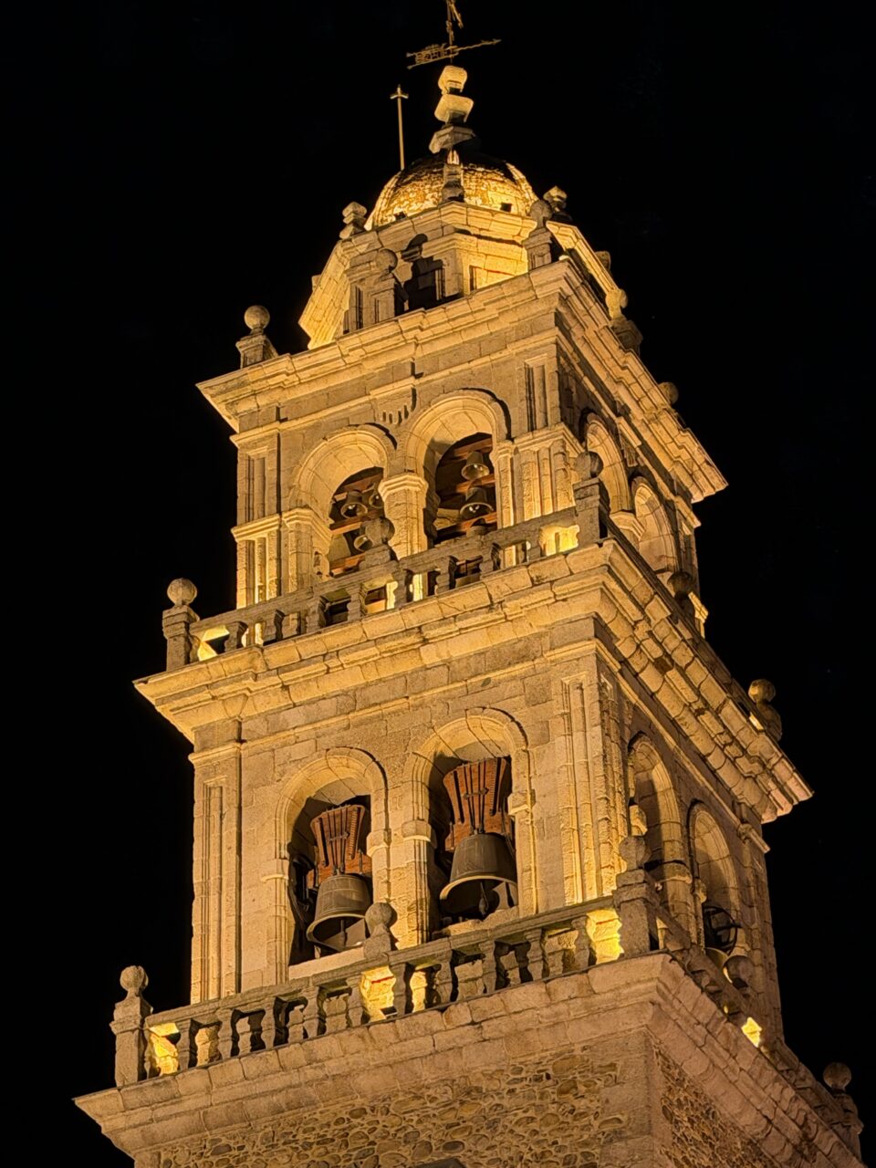De Klokkentoren bij avond